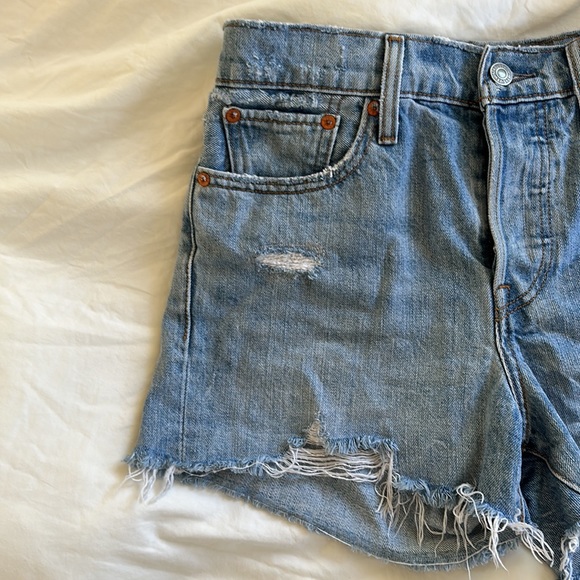Levi “wedgie” high-rise denim shorts - Picture 3 of 7